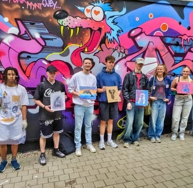 Students holding artwork after graffiti workshop in Hamburg, Schüler zeigen ihre Kunst nach Street Art Workshop mit Graffiti