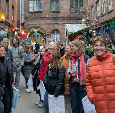Group tour at Gängeviertel Hamburg street art courtyard / Gruppentour im Gängeviertel Hamburg Street Art Hinterhof mit Guide
