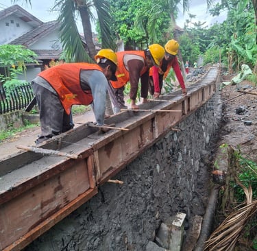 Pekerjaan tanggul perumahan Delta Pekayon kota Bekasi