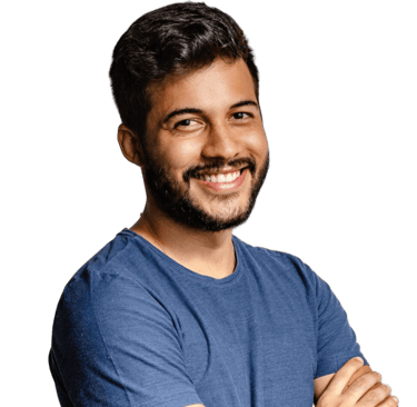 Hombre con camiseta azul con brazos cruzados y sonriendo