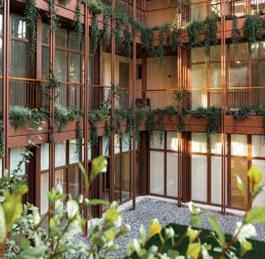 Dettaglio dei giardini pensili sulla facciata di Palazzo CorteVerdi a Cremona, Stefano Boeri Architetti.