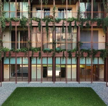 Corte interna di Palazzo CorteVerdi a Cremona: il giardino segreto con verde verticale progettato da AG&P e Stefano Boeri.
