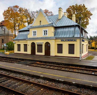 Senasis Valkininkų geležinkelio stoties pašto pastatas, apsuptas medžių, užfiksuotas pėsčiųjų žygio