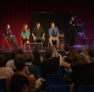 3 femmes et 2 hommes sur scène pour le spectcale théâtre forum "La vie en bleus"