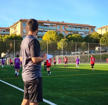 Recogiendo datos en un partido de liga. Deporte: fútbol femenino.