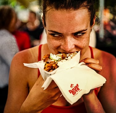 "Proyecto de branding y universo visual juvenil para la marca gastronómica Royal Bite."