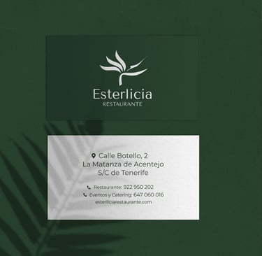 Tarjetas de presentación frente y dorso sobre fondo verde texturizado