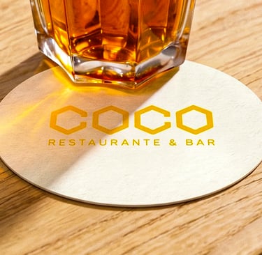 "Sistema de identidad visual y dirección creativa geométrica para el restaurante de playa Coco."
