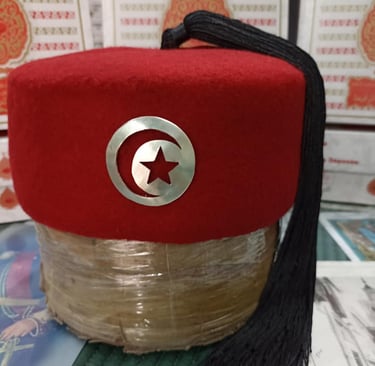 chéchia tunisienne ornée du drapeau tunisien. culture et traditions tunisiennes