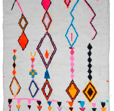 tapis amazigh en laine avec motifs géométriques et colorés traditionnels