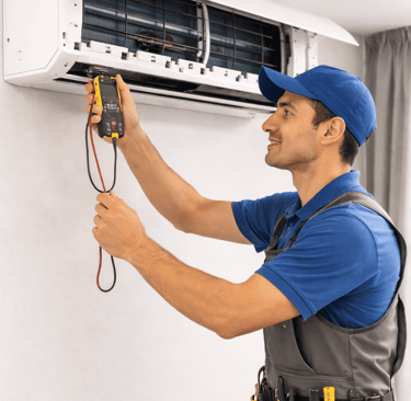 tecnico realizando mantenimiento a minisplit 