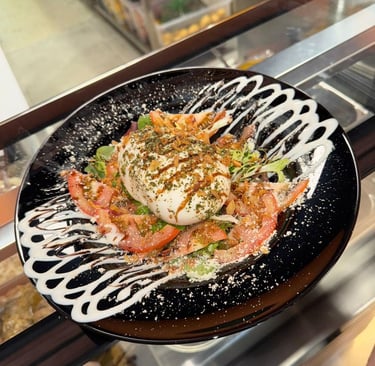 Image d'un des plats phares du restaurant : la salade Burrata