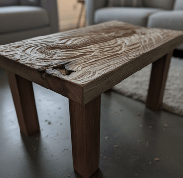 Mesa de centro rústica de madera tallada con superficie de cocodrilo en agua con vetas texturizadas