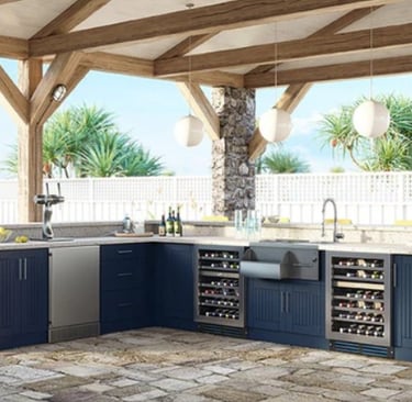 a kitchen with a large outdoor kitchen and a barbequeuse