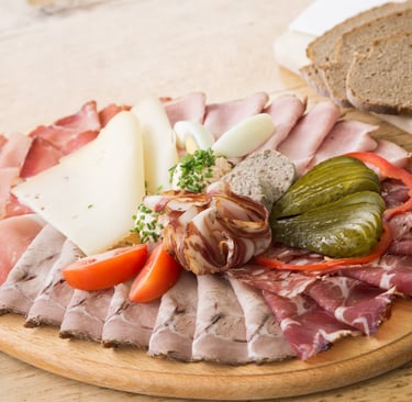 feiner Aufschnitt mit verschiedenen Aufstrichen vom Kölblhof