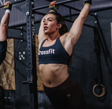 Jeune femme en plein entraînement dans une salle de sport située à Lescar, près de Pau.