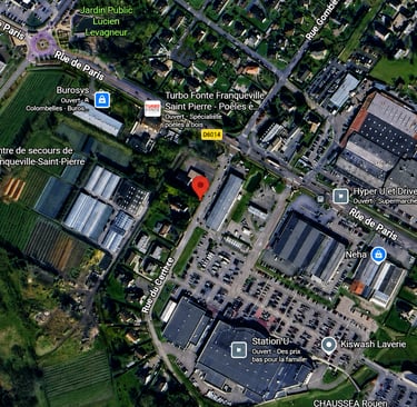 Vue aérienne de la Résidence Santini à Franqueville-Saint-Pierre, montrant la proximité immédiate de