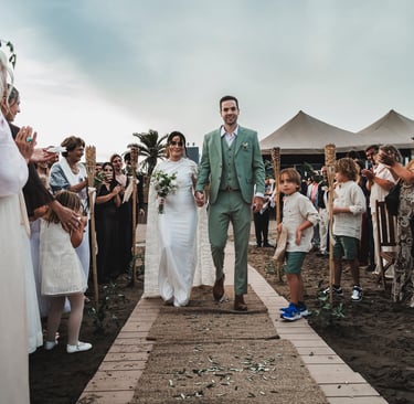 Cobertura de boda en Pinamar, ceremonia en playa con invitados