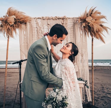 Pareja besándose en ceremonia, boda en Pinamar, cobertura fotográfica Jaime Guarro