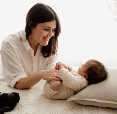 Fotógrafa con recién nacido - sesión de fotografía de bebés en Villena