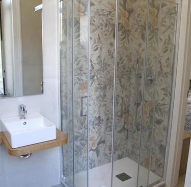 bagno con ampia doccia