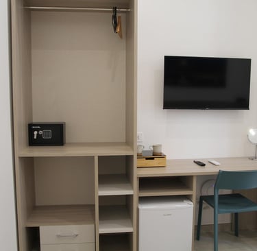 armadio, cassaforte e scrivania con smart Tv