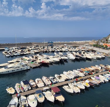 Yacht di lusso e motoscafi ormeggiati nel pittoresco porto di Maratea