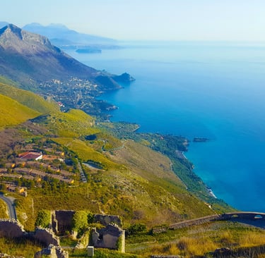 Vista aerea panoramica della costa del Mar Tirreno e delle montagne di Maratea
