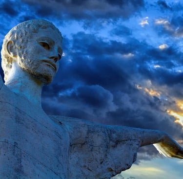 Antica statua del cristo di Maratea con le braccia tese, sullo sfondo di un suggestivo cielo