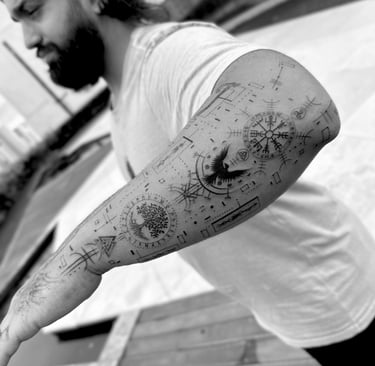 tatuagem nordica masculina fine line geometrica fortaleza