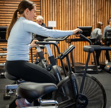 Séance cardio sur Air Bike chez E.FITNESS