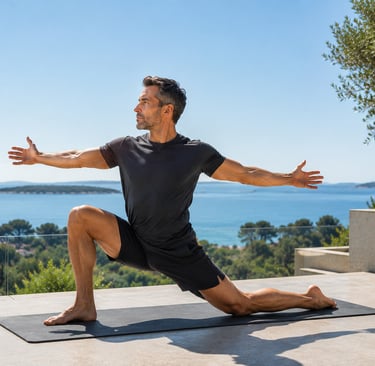 Homme 45/55 pratiquant un exercice de respiration et ouverture thoraciquesur sa terrasse