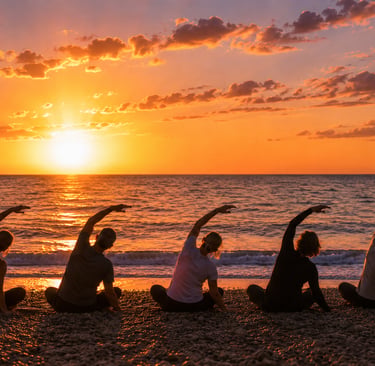 Séance bien-être et mobilité RPL+ face à l’océan au coucher du soleil