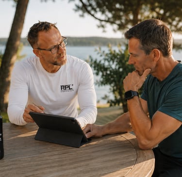 Coach RPL+ avec son client réalisant un premier bilan pour planifier l'accompagnement en fonction des objectifs souhaités