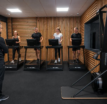 Séance de cardio en small group encadrée par un coach sportif pour adultes de 40 ans et plus