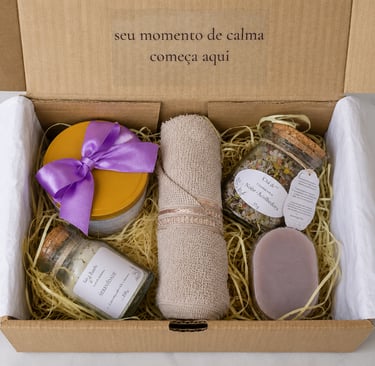 Caixa kraft com kit artesanal contendo vela, sabonete, sais de banho,escalda-pés e toalha.
