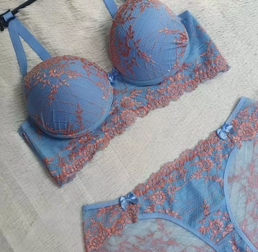 Lingerie plus size renda bicolor com bojo e alças reforçadas na cor preta e vermelha