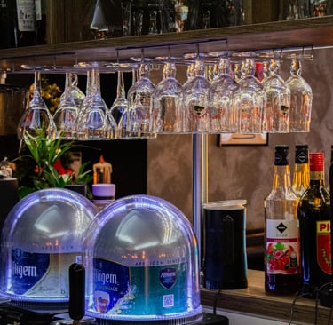photo du bar, des verres et boissons 