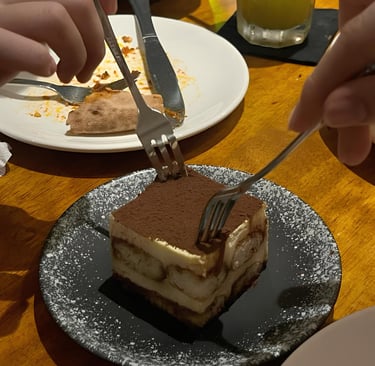 Tiramisu fait maison servit à table  