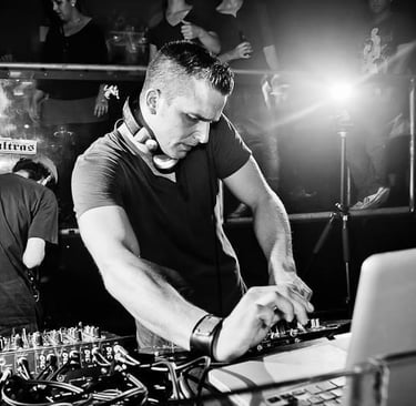 seamusthefreenomad in a black shirt is playing a dj - zil