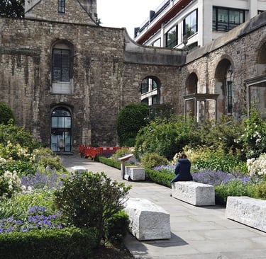 City of London private walking tour - nature and architecture - garden in ruins