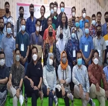 Pengurus AMSI Jatim, tim penguji dan peserta UKW berfoto bersama UKW di Banyuwangi, Jatim, Sabtu (6/11/2021). (Ist)