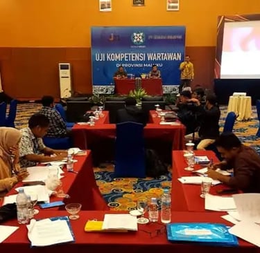 Anggota Dewan Pers, Atmaji Sapto Anggoro (berdiri), dalam UKW di Hotel Natsepa, Maluku Tengah, Jumat (21/7/2023). (Ist)
