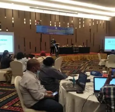 Anggota Dewan Pers M. Agung Dharmajaya berbicara di hadapan peserta UKW di Kupang, Selasa (12/10/2021). (Ist)