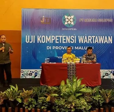 Anggota Dewan Pers, Atmaji Sapto Anggoro (tengah), dalam UKW di Hotel Natsepa, Maluku, Jumat (21/7/2023). (Ist)
