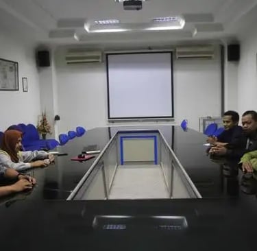Redaktur Pelaksana Solopos Abu Nadzib (kiri) menemui Hizbut Tahrir Indonesia (HTI) Soloraya, Jumat (25/4/2014). (Dok)