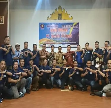 Para peserta UKW Solopos di Kabupaten Tubaba, Lampung berfoto bersama para penguji, Selasa (5/7/2022). (Ist)