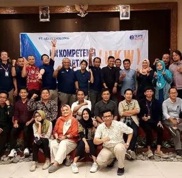 Belasan peserta UKW PT Aksara Solopos berfoto bersama penguji di Red Chilies Hotel, Solo, Selasa (22/3/2023). (Ist)