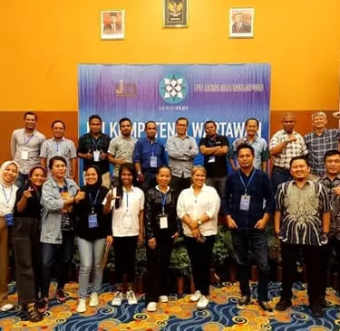 Peserta UKW berfoto bareng Dewan Pers dan penguji dari Solopos dan IJTI di Hotel Natsepa, Maluku, Sabtu (22/7/2023). (Ist)