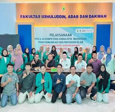 Sebanyak 22 mahasiswa IAIN Ponorogo berfoto bersama Tim Solopos sebelum pelatihan jelang UKJ, Selasa (30/4/2024). (Ist)